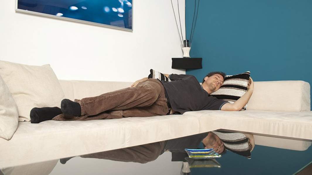 Поели и лежим: эксперты рассказали о последствиях диванного отдыха